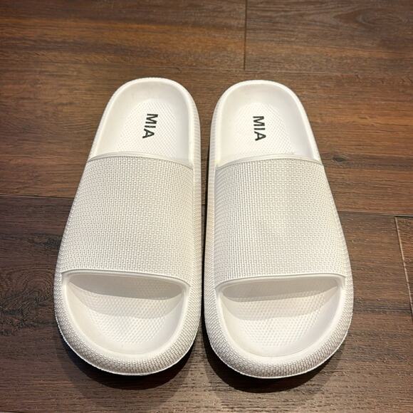 MIA Shoes - MIA NWT White Slide Sandals in size 10 very comfortable.